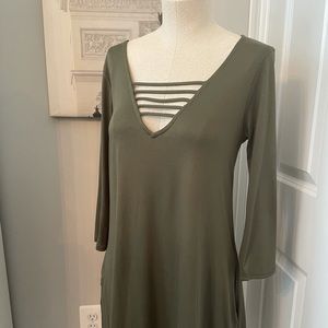 Socialite green v neck dress with pockets M